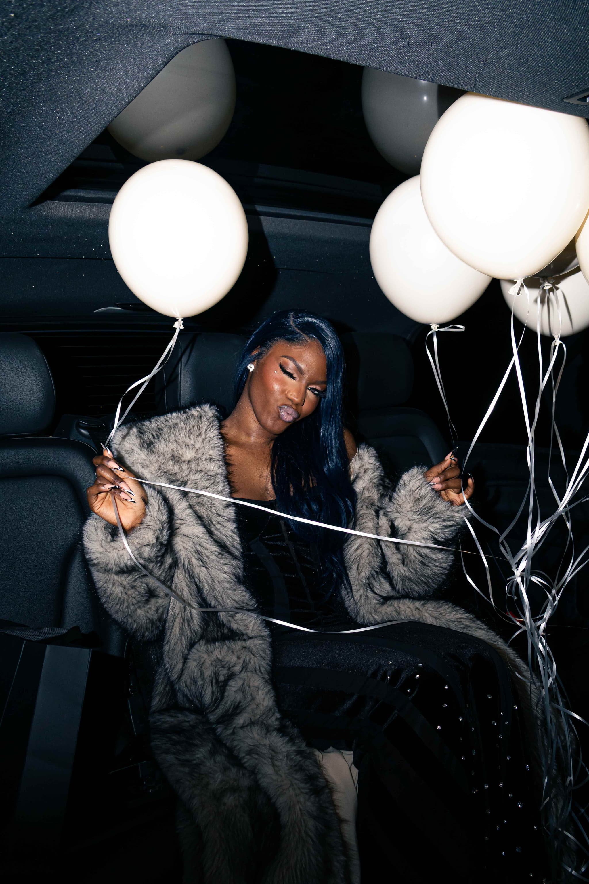 Moment joyeux avec ballons dans le véhicule
