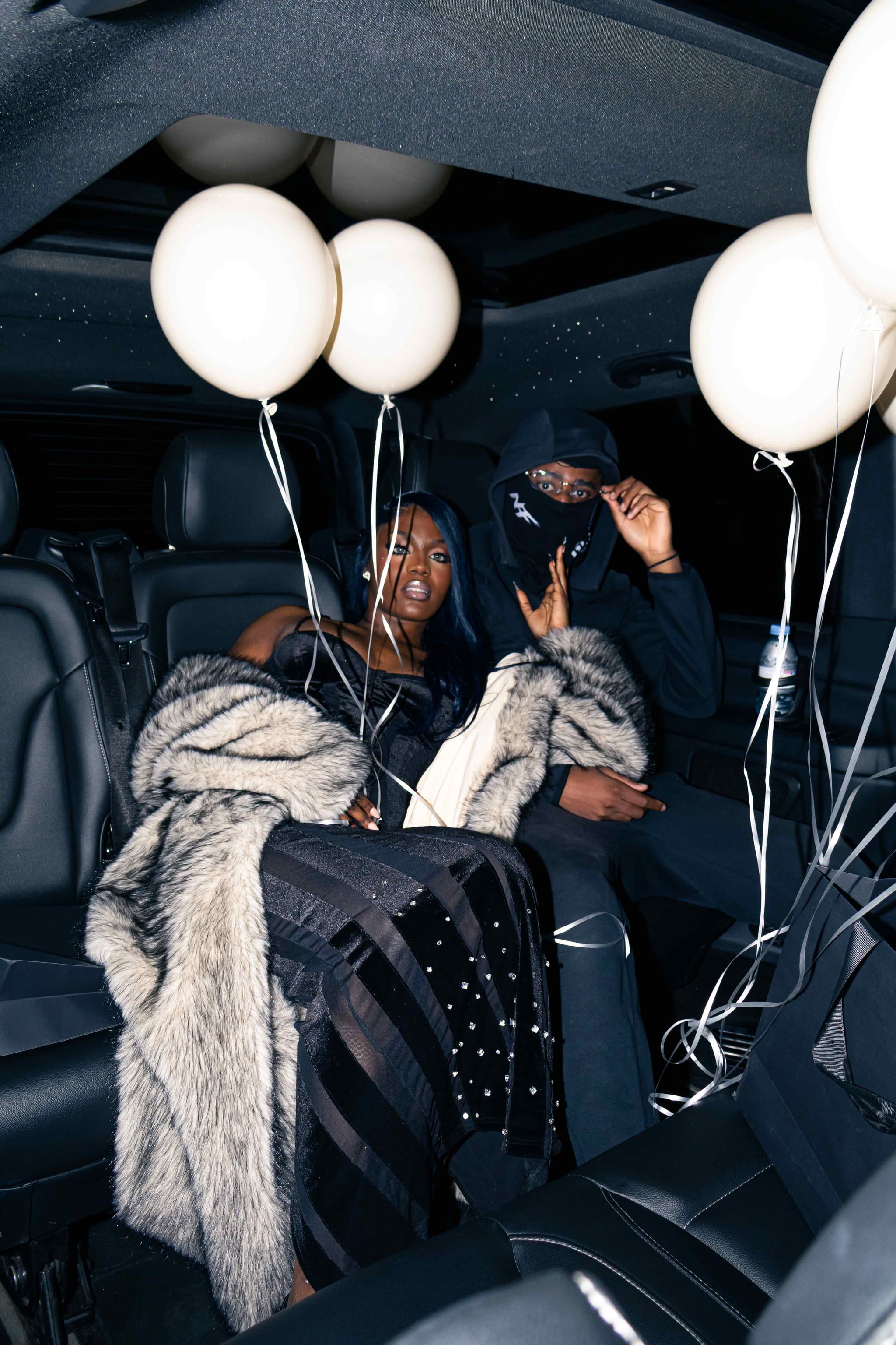 Couple célébrant dans le van Mercedes