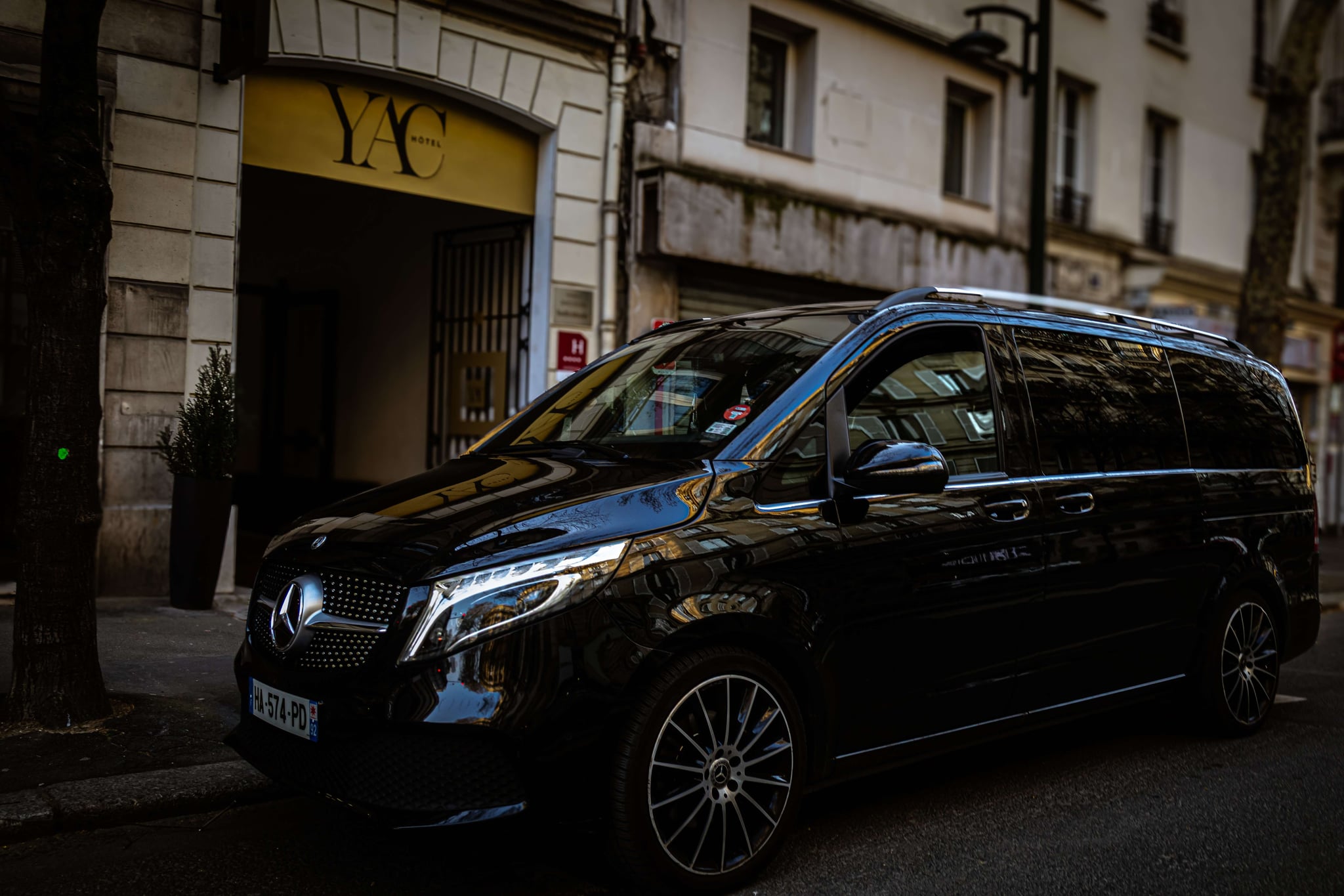 French Prestige - Mercedes Class V devant les monuments de Paris